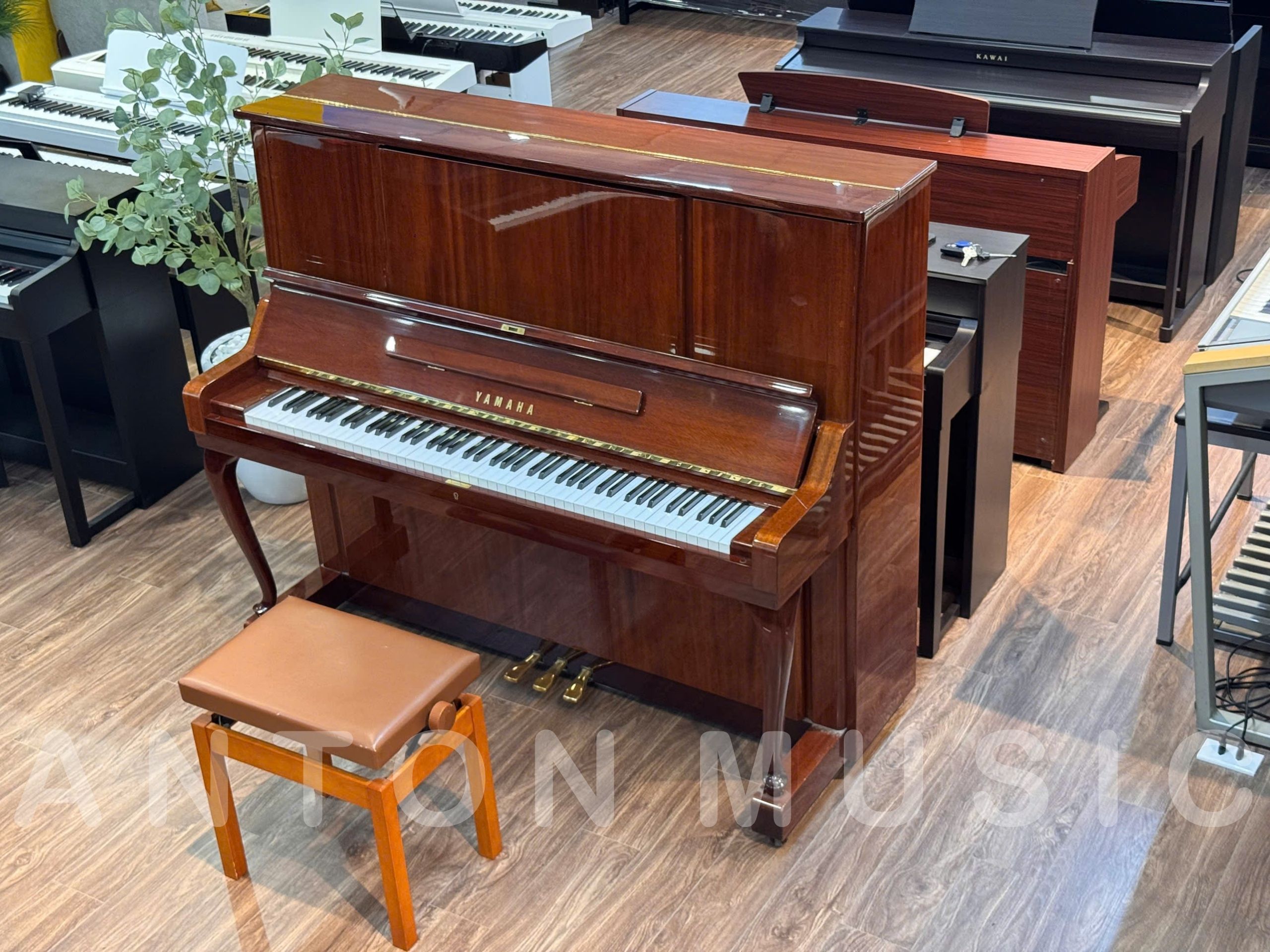 Đàn piano cơ Yamaha W106 mẫu đàn upright vân gỗ tự nhiên