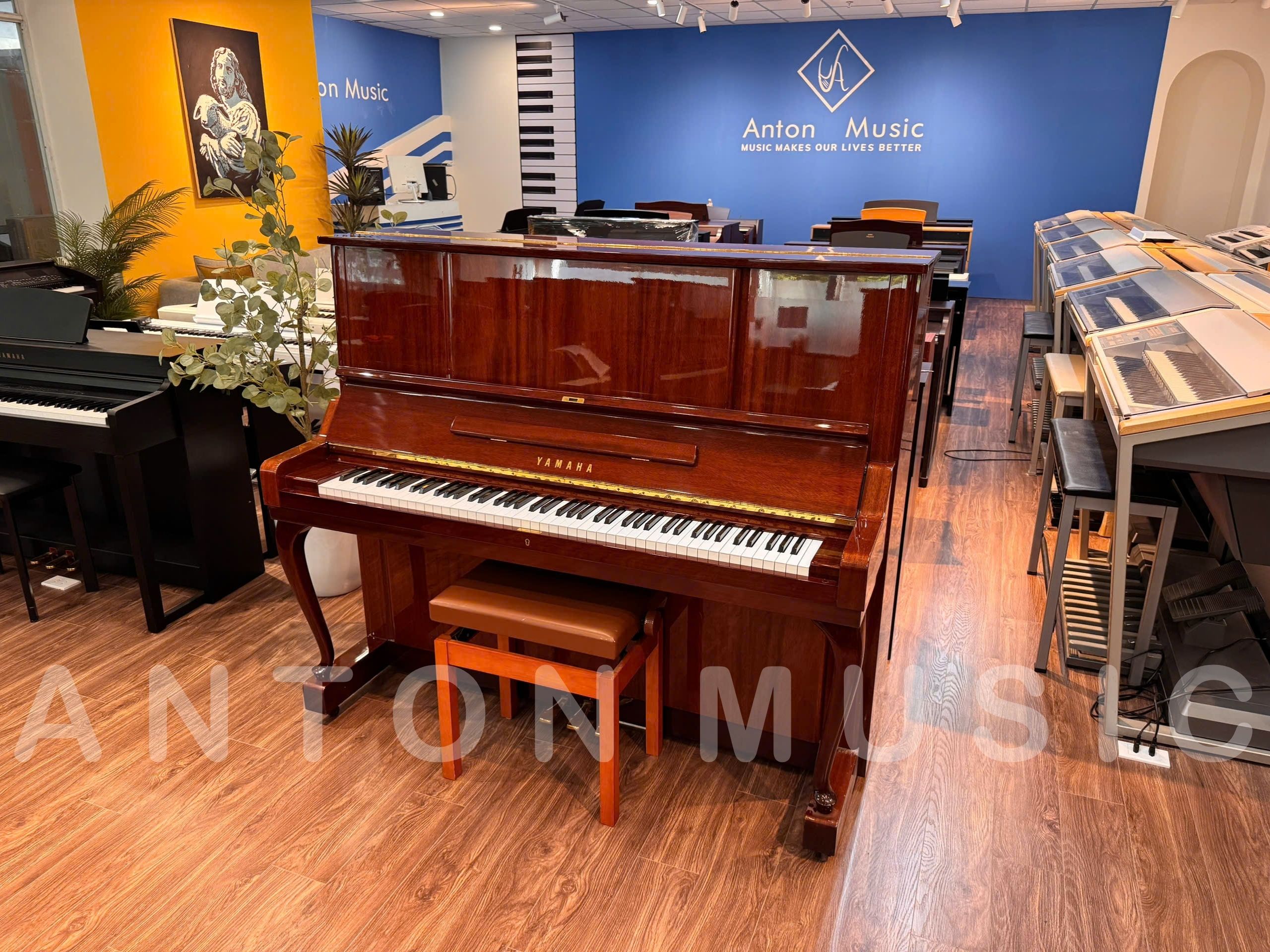 Đàn Piano Yamaha W106 Màu Gỗ Bóng (Qua Sử Dụng) Dáng Chân Cong Tem Đồng – Upright Đàn Piano Yamaha W106 Màu Gỗ Bóng (Qua Sử Dụng) Dáng Chân Cong Tem Đồng – Upright
