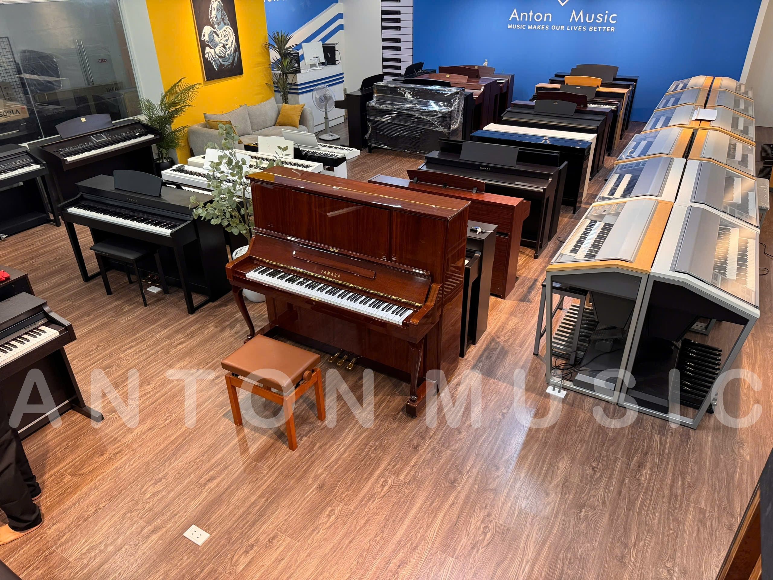 Yamaha W106 có chiều cao 131 cm thùng đàn rộng, dây bass dài, không gian cộng hưởng lớn