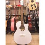 ĐÀN GUITAR ACOUSTIC MÀU TRẮNG .