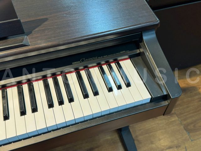 Đàn piano Yamaha dòng Clavinova CLP 123 sản xuất tại Nhật