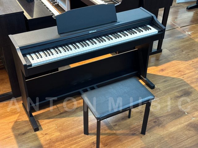Đàn Piano Roland RP102 Phù Hợp Cho Phòng Học Và Giải Trí Tại Gia