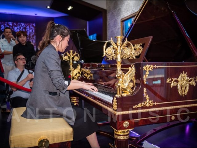 Đàn piano C. Bechstein Concert Sphinx (nhân sư) là kiệt được tạo dựng để tôn vinh thời kỳ Empire và thần thoại