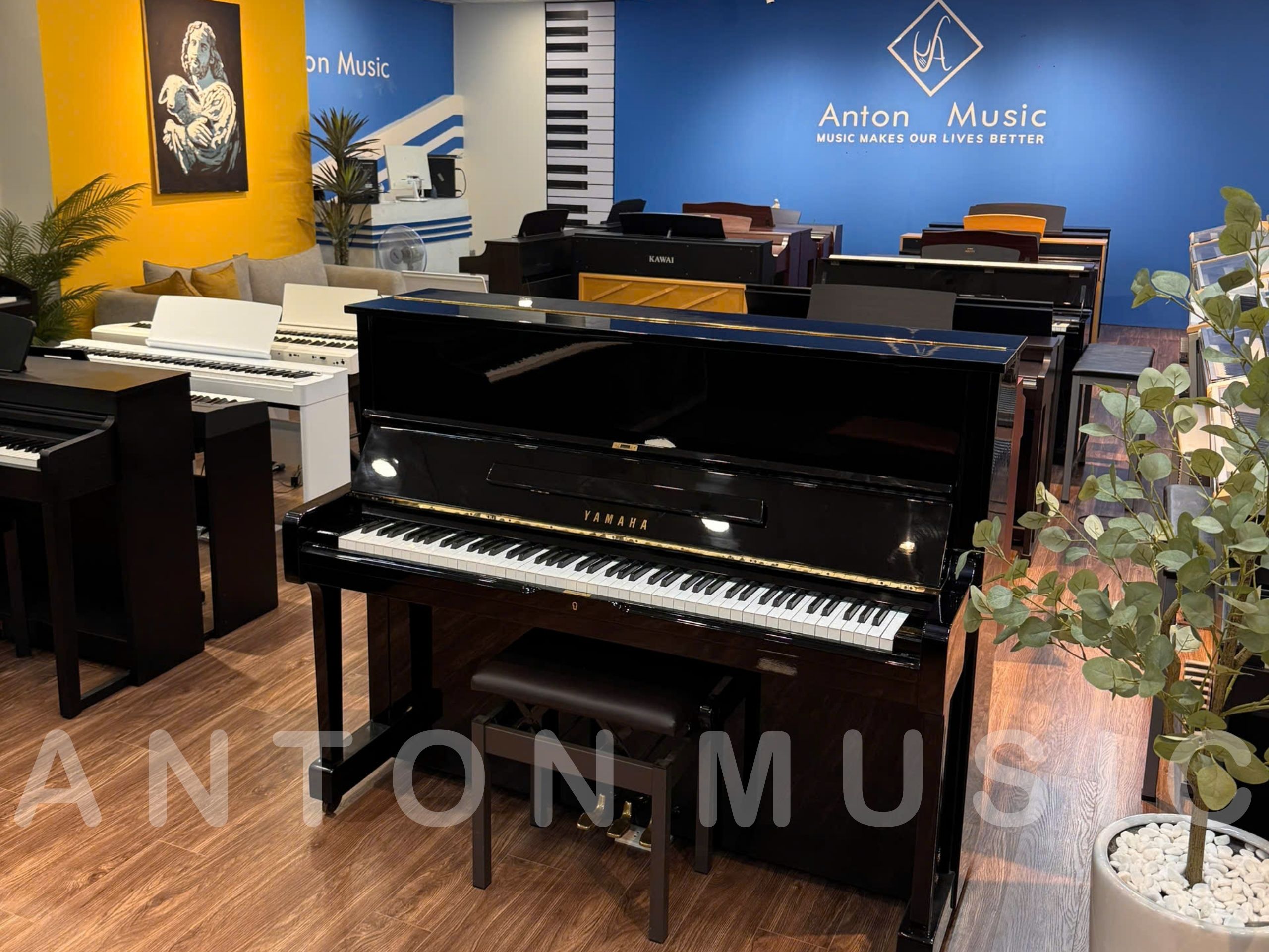Yamaha U1G với chiều cao 121 cm nằm trong nhóm upright tiêu chuẩn