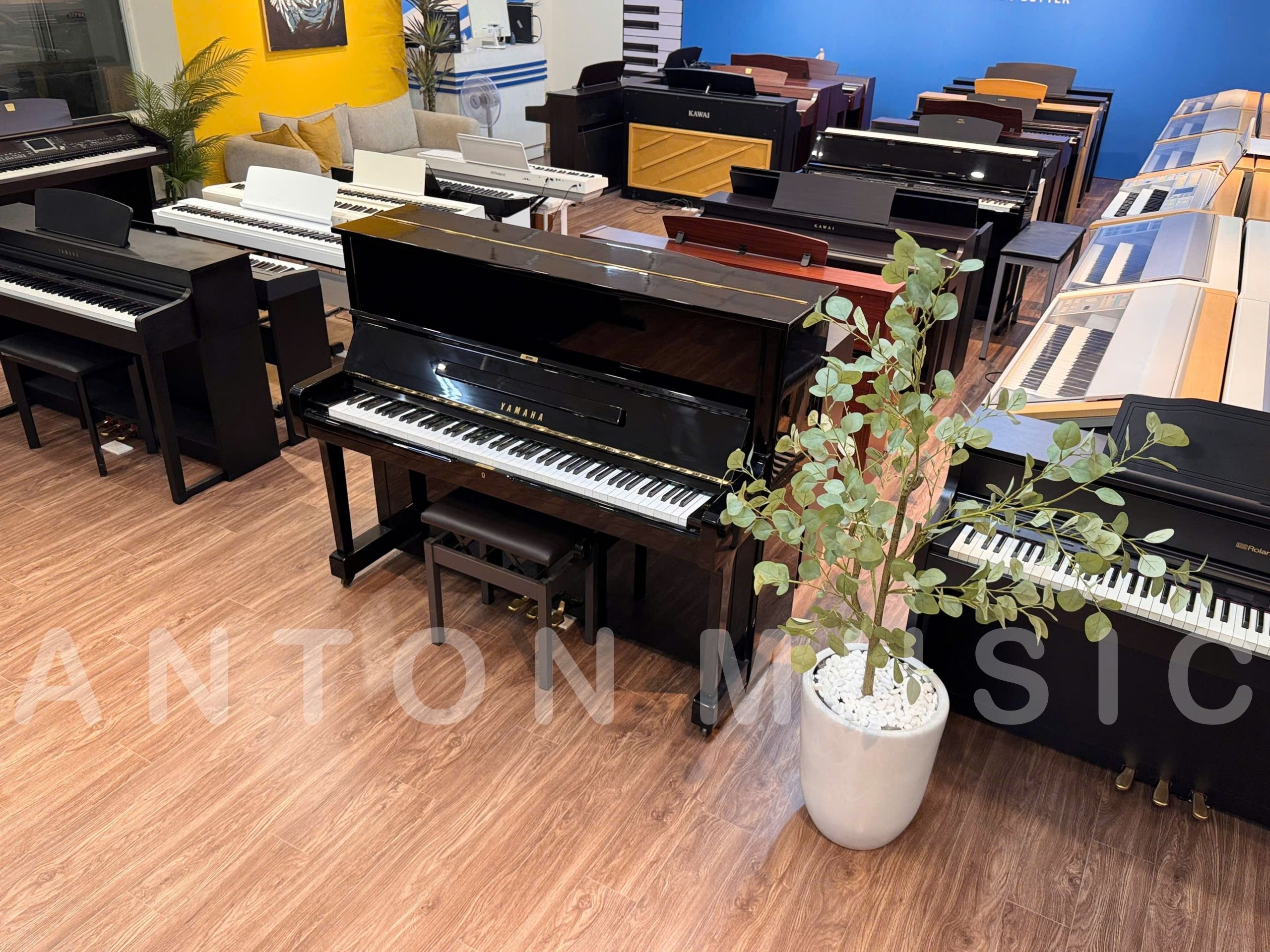 Thiết kế tổng thể của Yamaha U1G khá tối giản các đường nét thẳng, gọn, ít chi tiết rườm rà
