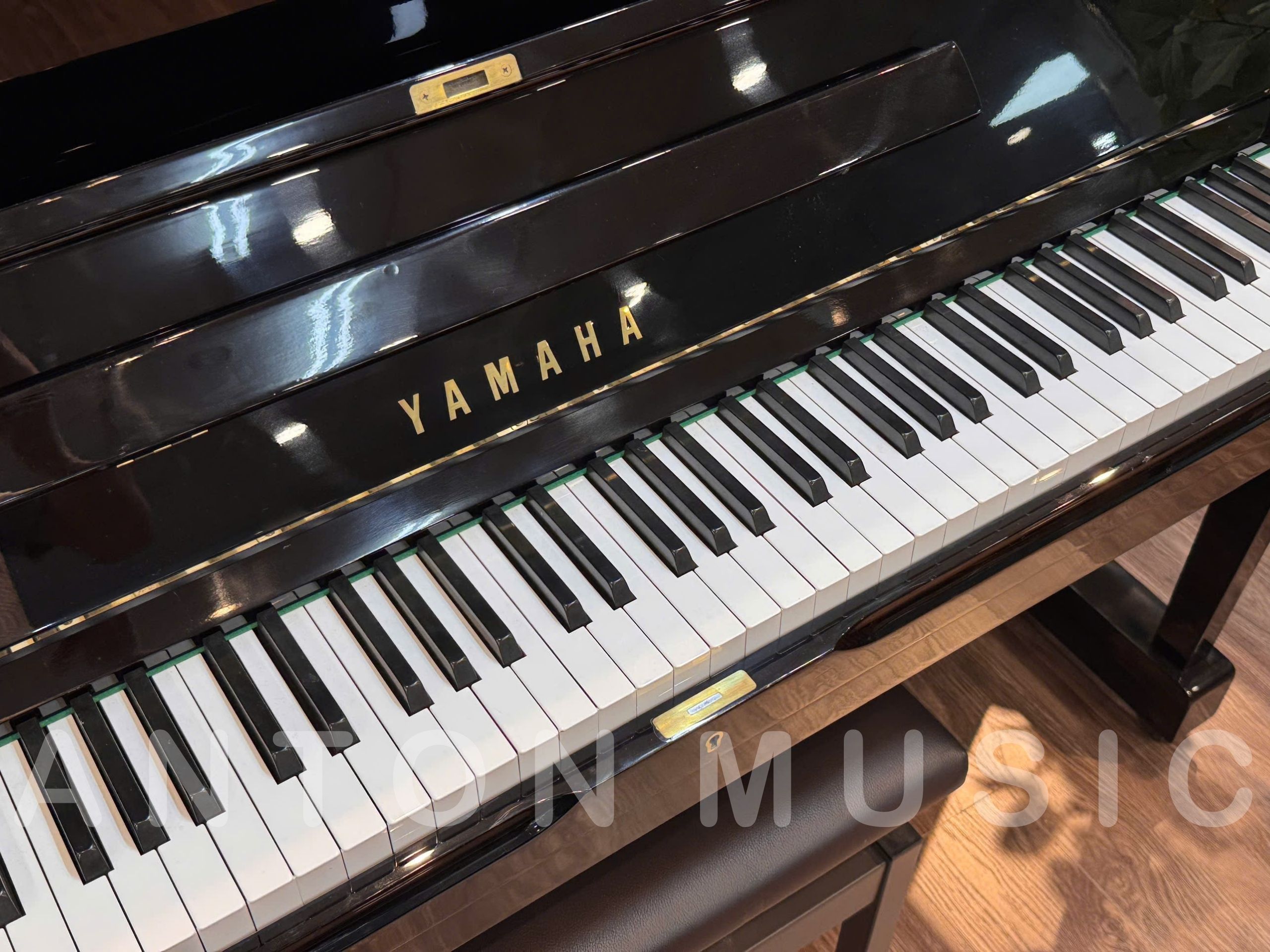 Nắp đàn, nắp phím và giá nhạc được thiết kế theo kiểu truyền thống, dễ sử dụng