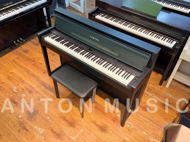 Hoàn thiện màu đen vân gỗ trên Yamaha CLP-S406