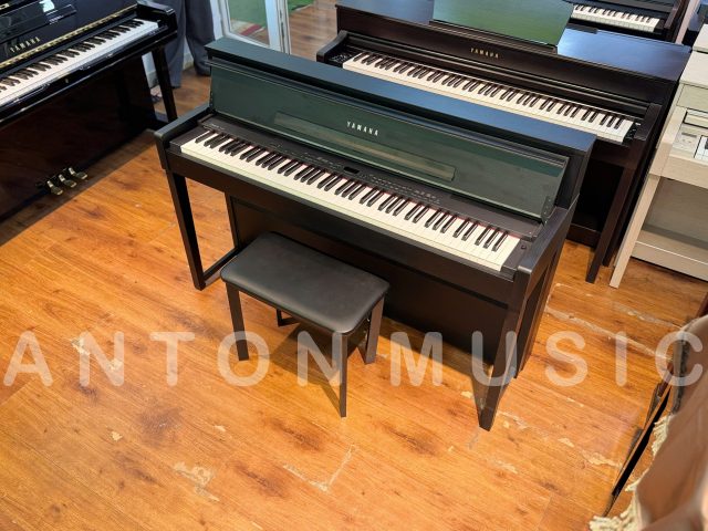 Hoàn thiện màu đen vân gỗ trên Yamaha CLP-S406