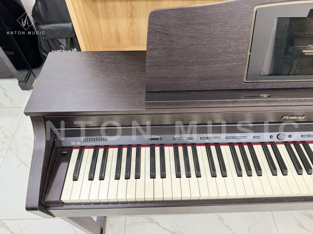 Đàn Piano Roland HPi-50e Màn Hình Hiển Thị Lớn Trên Trên Giá Bản Nhạc