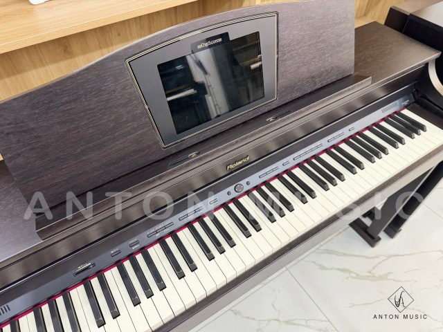 Đàn Piano Roland HPi-50e Màn Hình Hiển Thị Lớn Trên Trên Giá Bản Nhạc