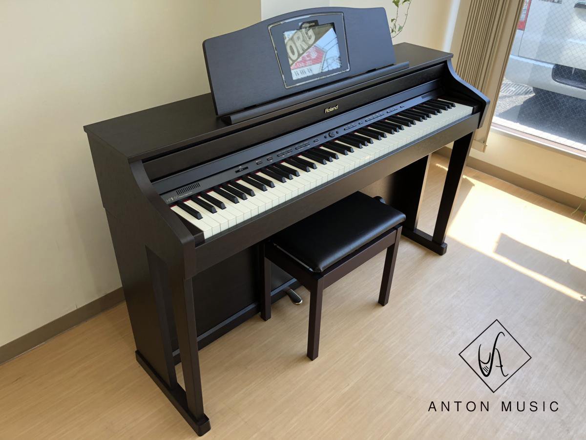 Đàn Piano Roland HPi-50e Màn Hình Hiển Thị Lớn Trên Trên Giá Bản Nhạc