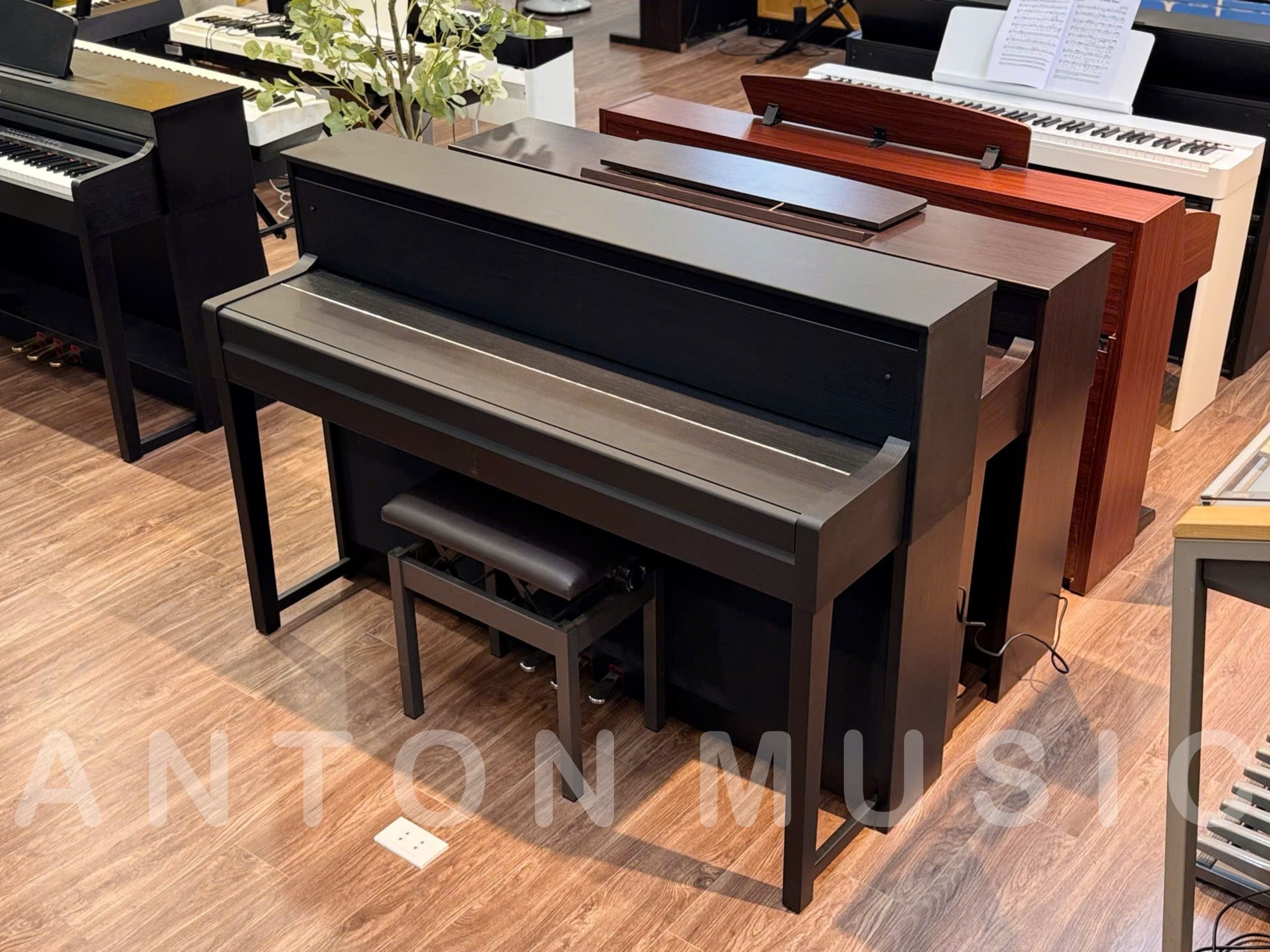 Nắp đậy phím của CLP-585 dạng gập như đàn cơ có cơ chế giảm chấn kẹt tay