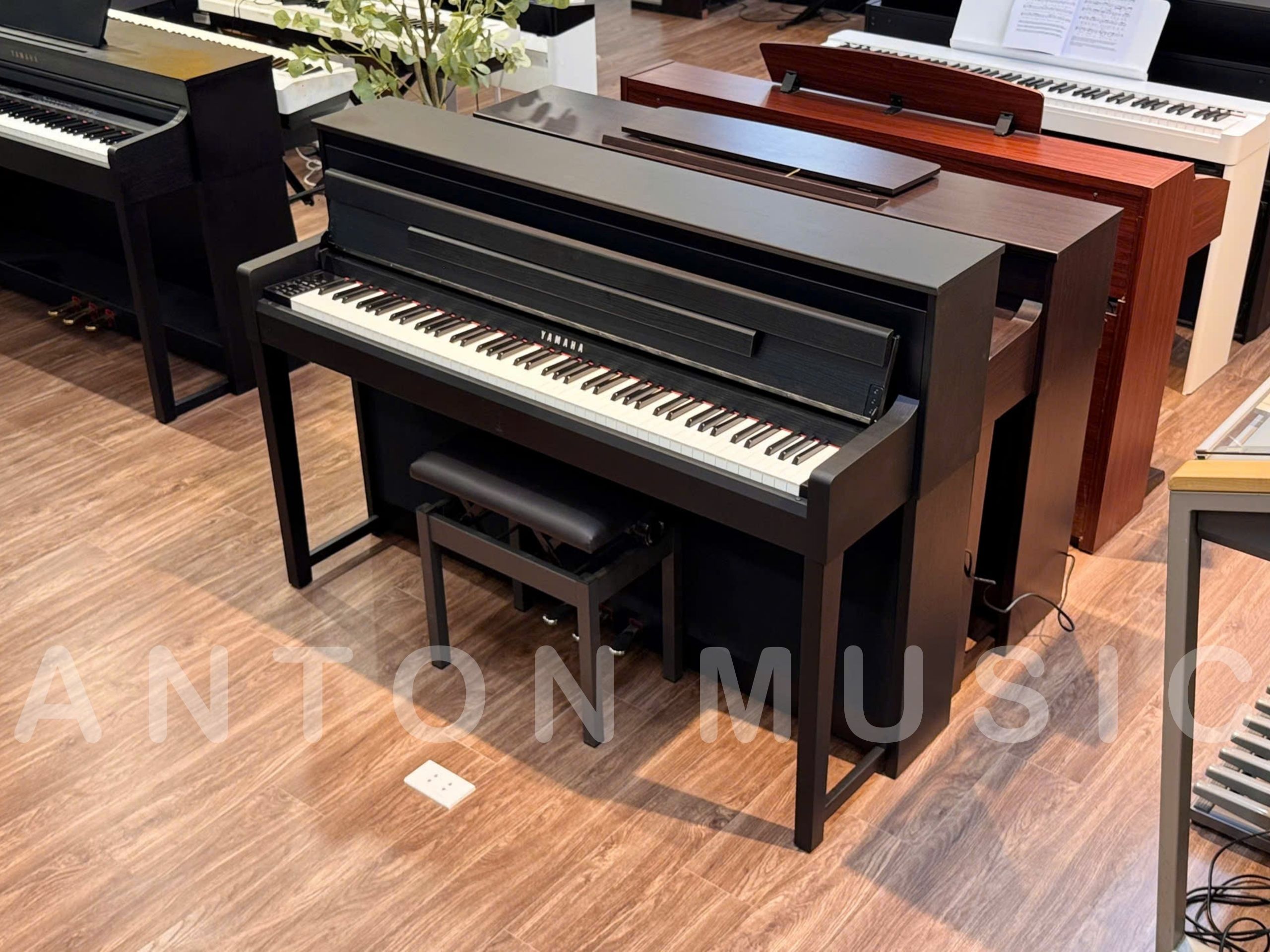 Đàn Piano Yamaha CLP-585 Clavinova (Qua Sử Dụng) Cao Cấp Phím Gỗ Tự Nhiên, Âm Thanh CFX & Bösendorfer, Hệ Thống Loa 3 Đường Tiếng – Digital