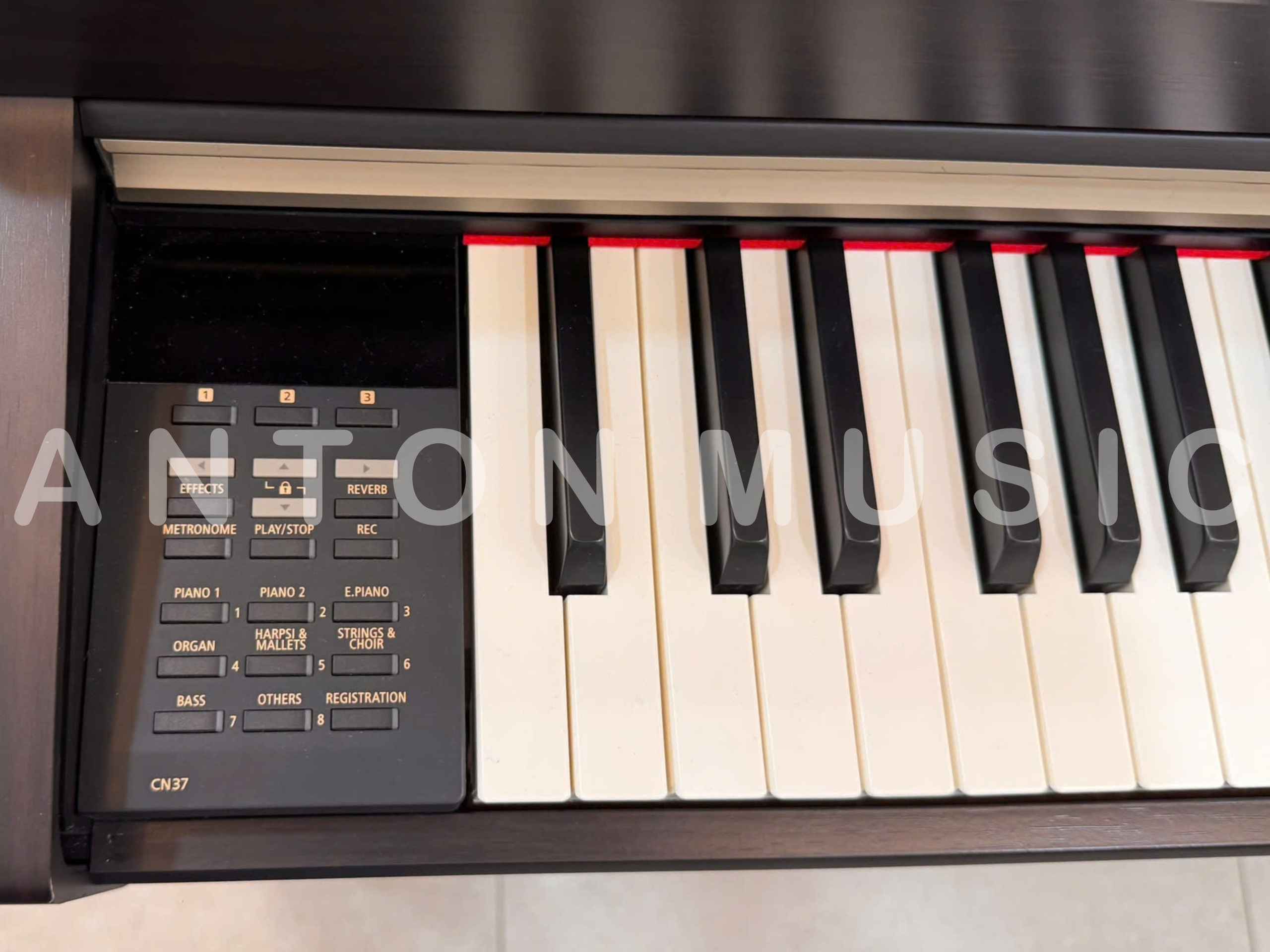 Kawai CN37R được trang bị màn hình LCD kích thước 128 × 64 pixel đặt bên trái bàn phím