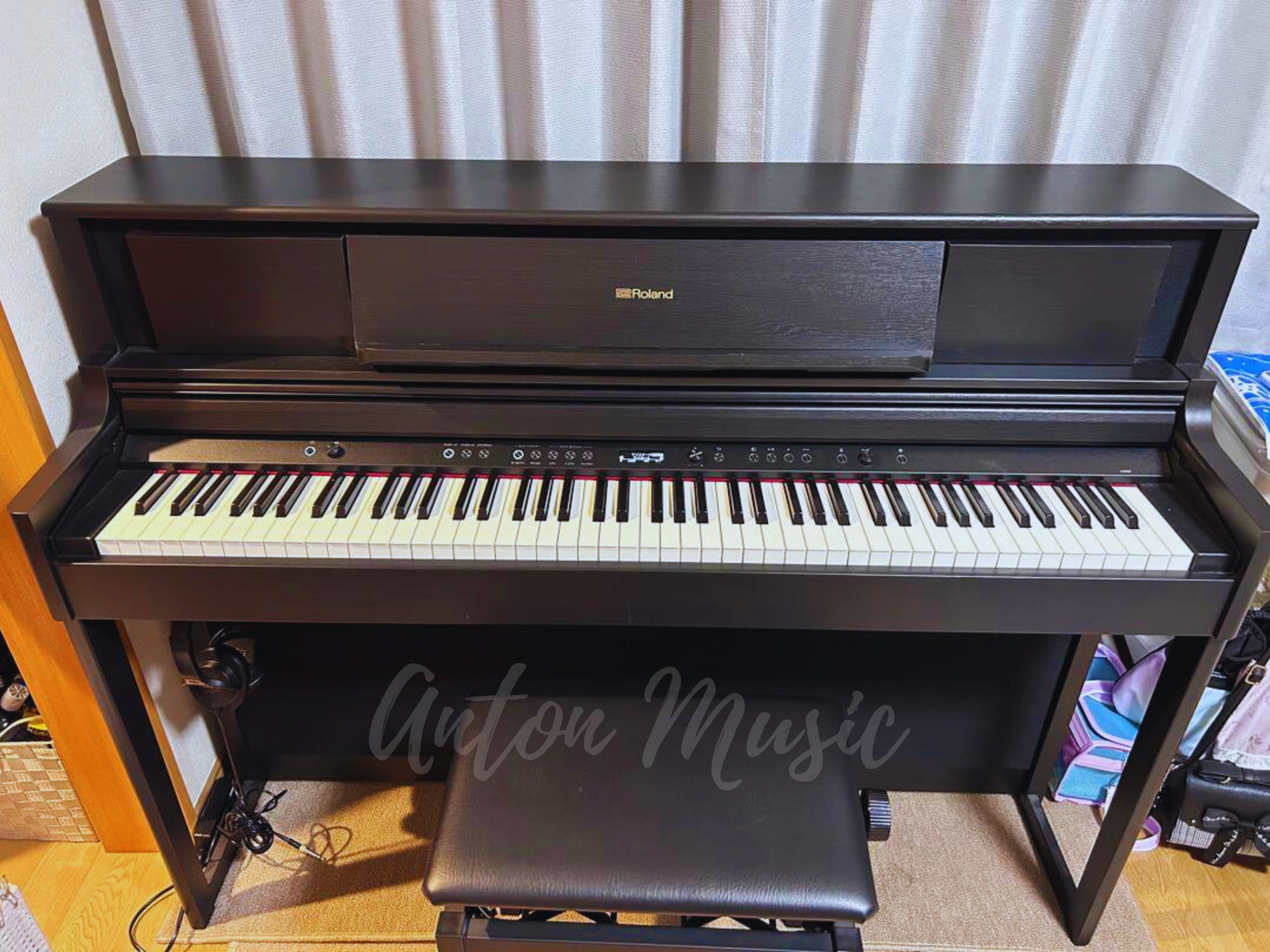 Đàn Piano Có Thiết Kế Sang Trọng Cho Phòng Khách