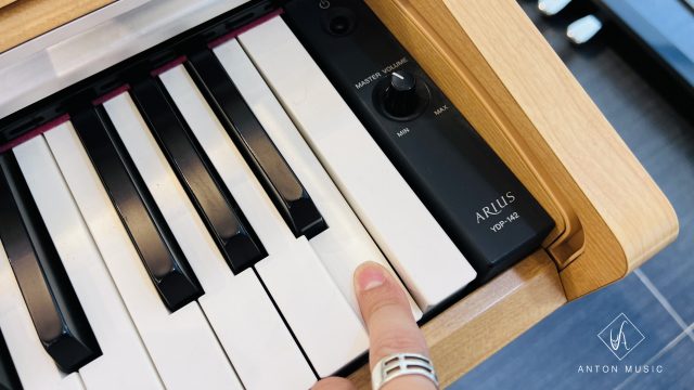 Đàn Piano Yamaha YDP-142 C Màu Vàng Gỗ Anh Đào ARIUS Phong Cách Mộc Mạc, Ấm Cúng Cho Không Gian Nhỏ