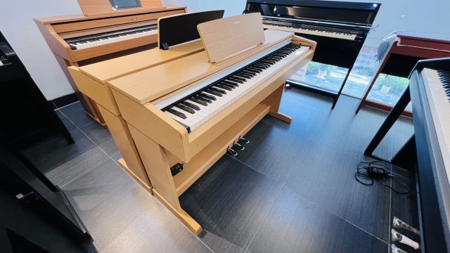 Đàn Piano Yamaha YDP-142 C Màu Vàng Gỗ Anh Đào ARIUS Phong Cách Mộc Mạc, Ấm Cúng Cho Không Gian Nhỏ