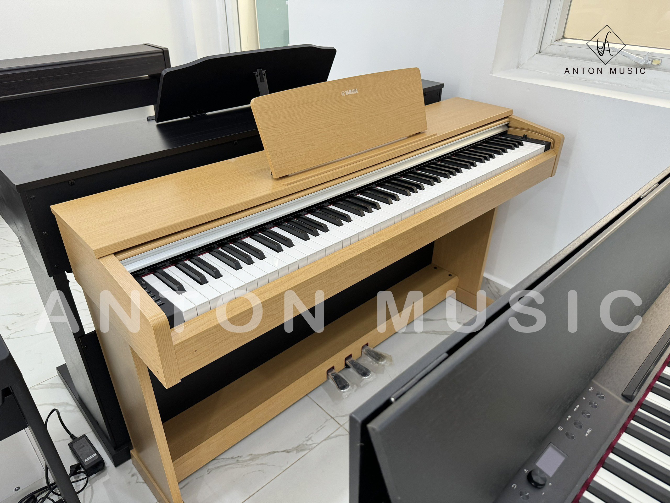 Đàn Piano Yamaha YDP-142 C Màu Vàng Gỗ Anh Đào ARIUS Phong Cách Mộc Mạc, Ấm Cúng Cho Không Gian Nhỏ