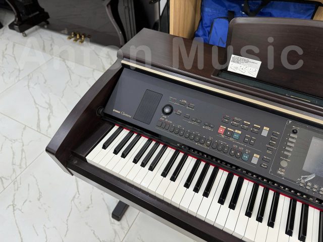 Đàn Piano Yamaha CVP-305 R Màu Nâu Đen Gam Màu Tối Trung Tính Dễ Phối Hợp Với Mọi Style Nội Thất