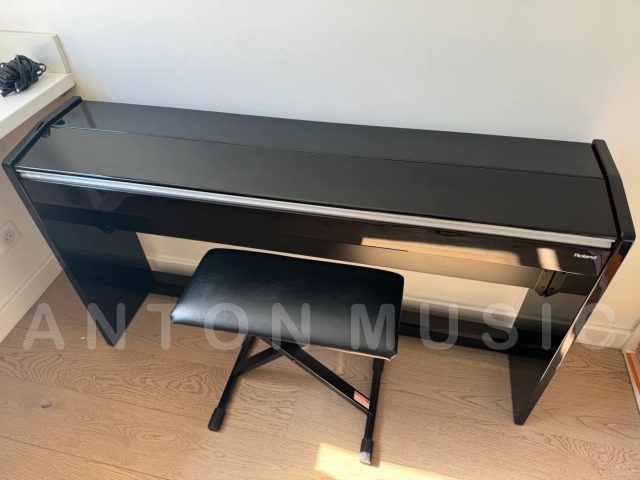 Đàn Piano Roland F120R Dành Cho Người Mới Bắt Đầu Có Tính Năng Điệu Đệm