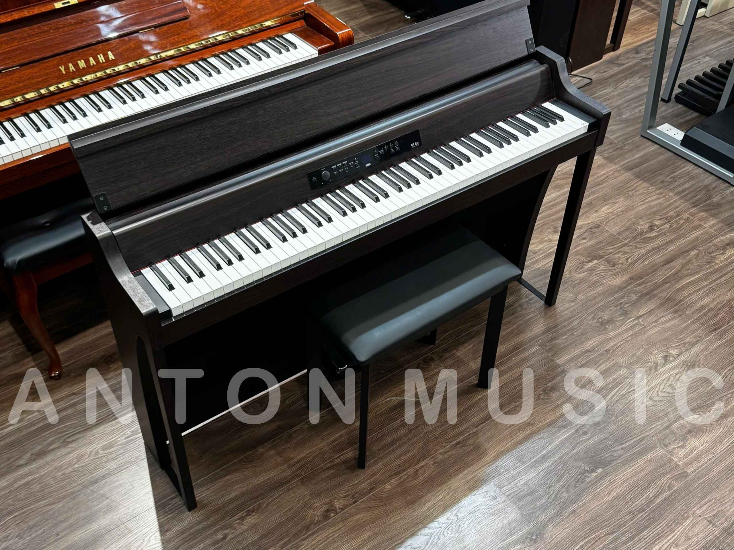 Korg G1B Air vẫn giữ nguyên phần cứng cốt lõi và chỉ cập nhật ngoại hình bằng tấm chắn lưng so với Korg G1 Air