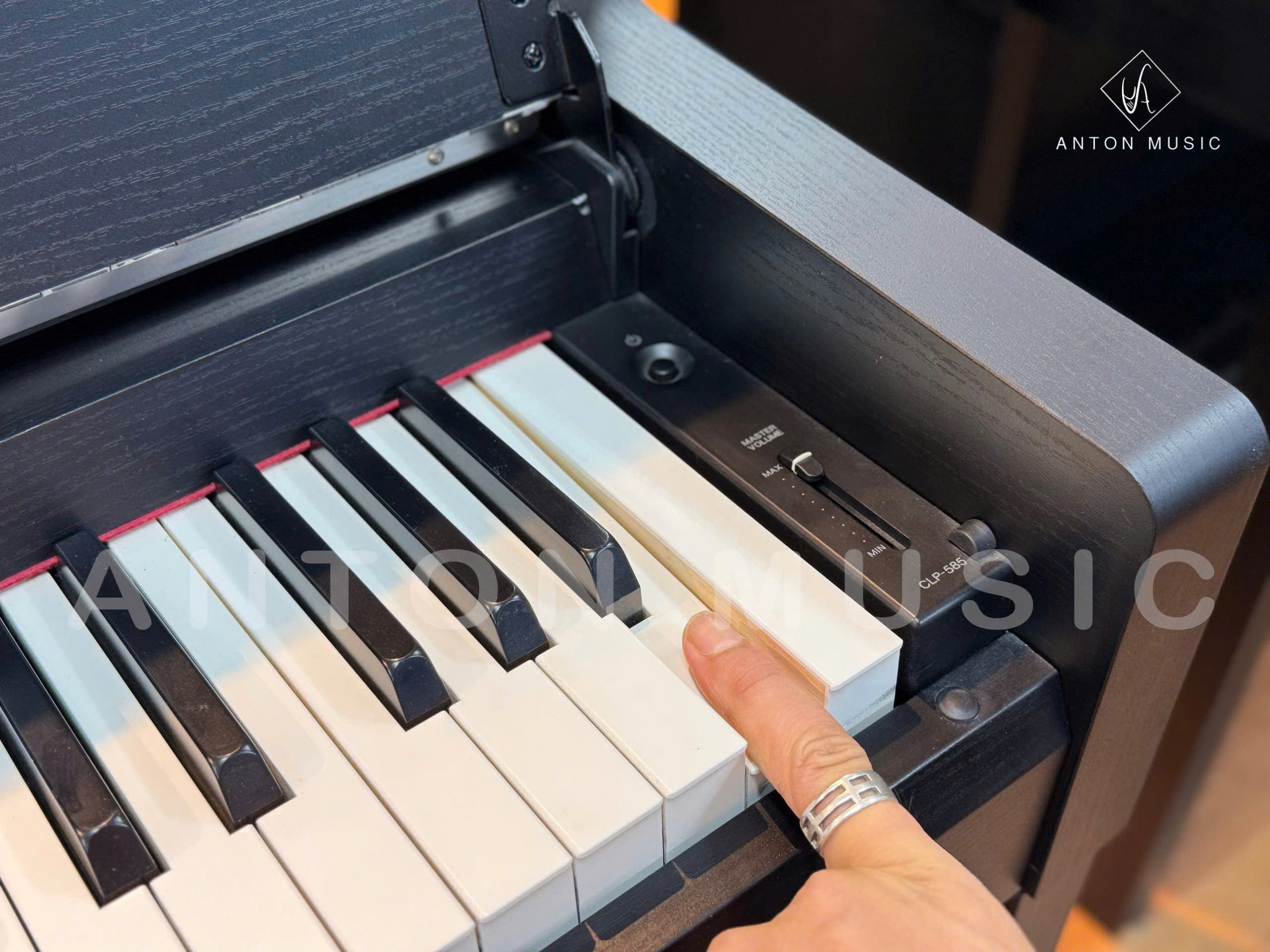 Yamaha CLP-585 sử dụng hệ phím Natural Wood X (NWX) với các phím gỗ được xử lý để phù hợp với điều kiện sử dụng của đàn piano điện