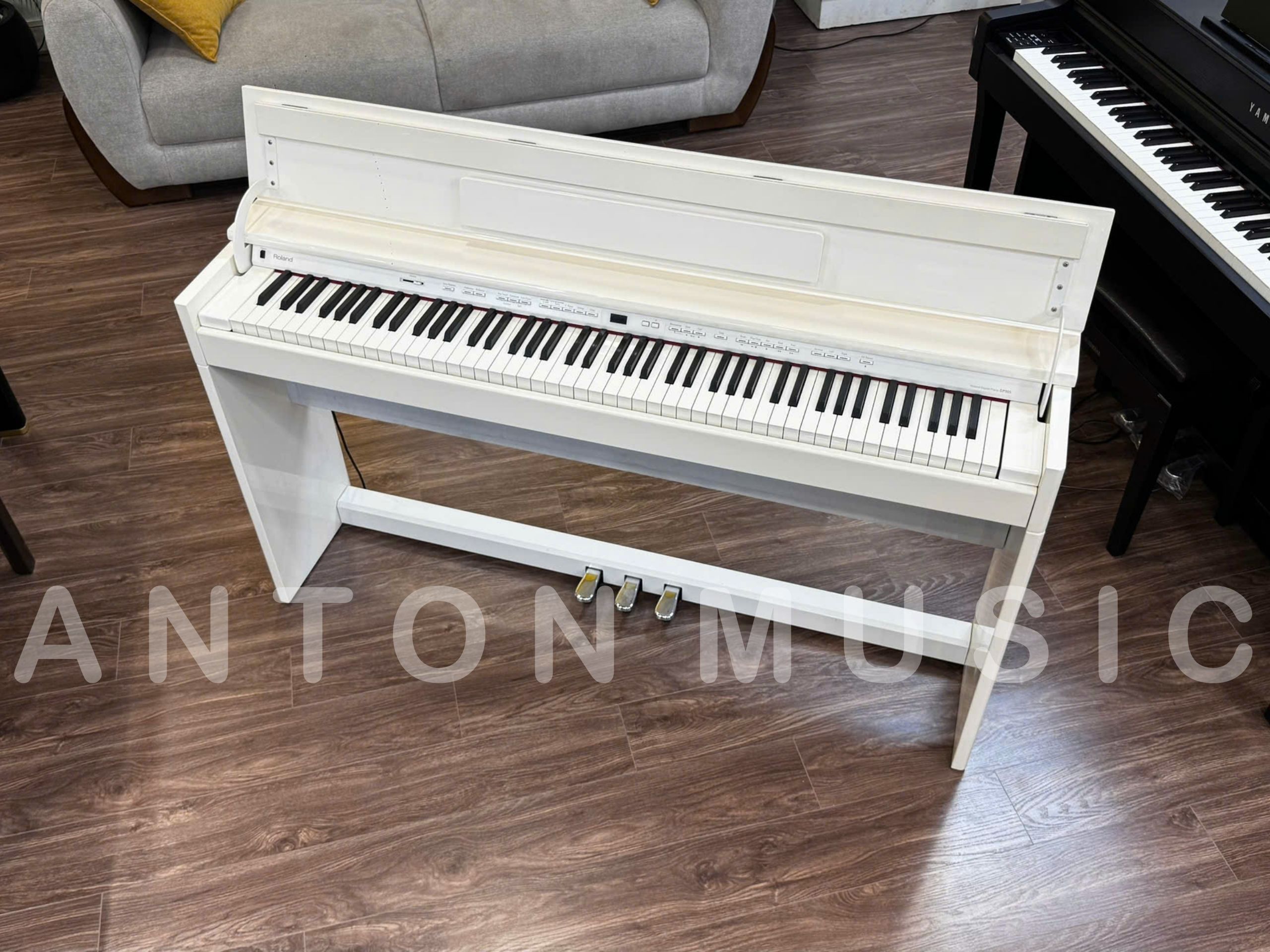 Kích thước tổng thể của Roland DP90s chỉ đạt độ sâu 35 cm khi đóng nắp xóa bỏ rào cản về mặt không gian