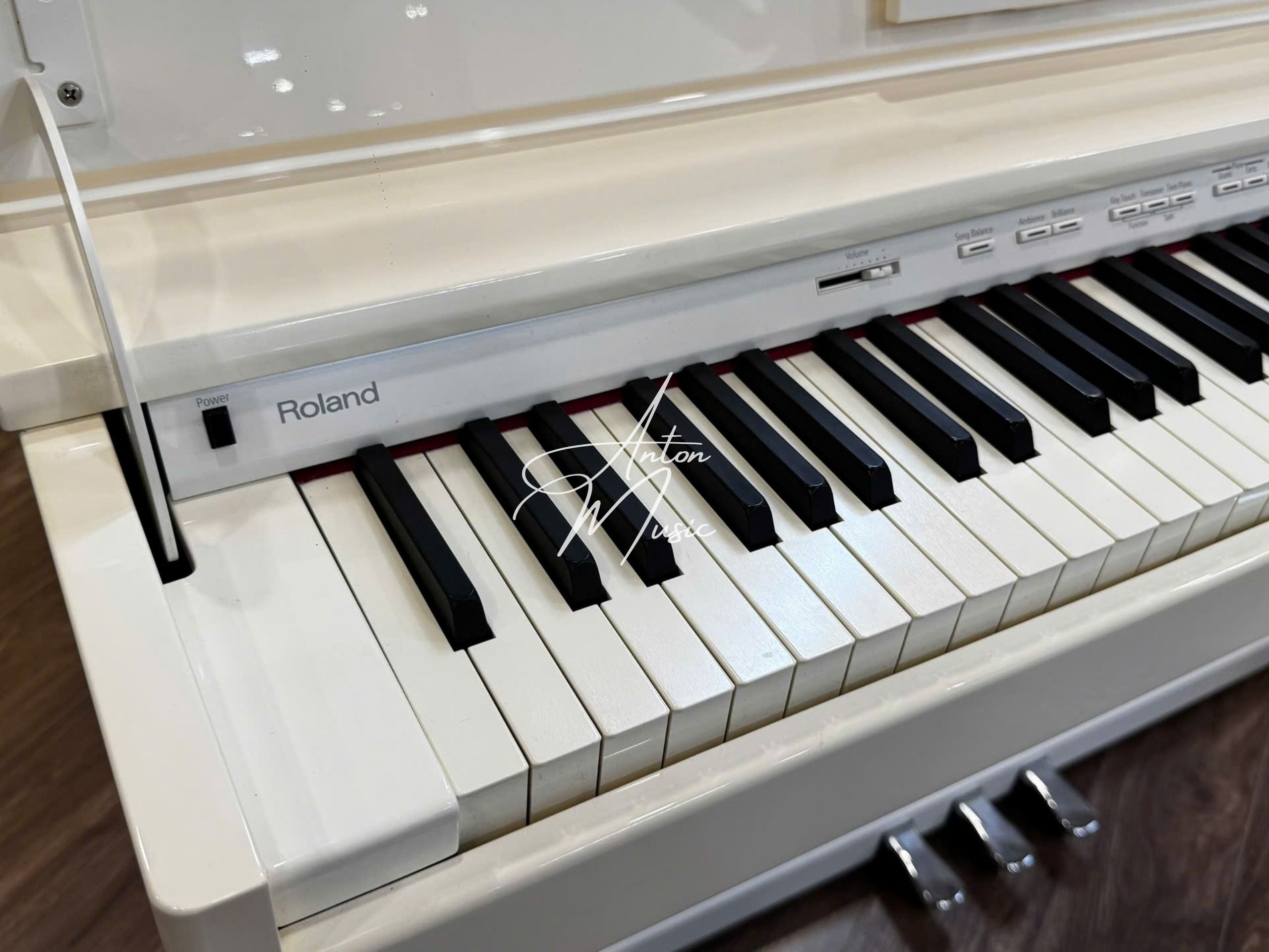 Hệ phím PHA III được phủ ngà voi chống trượt và tích hợp cơ chế nhả búa phím trên Roland DP90s