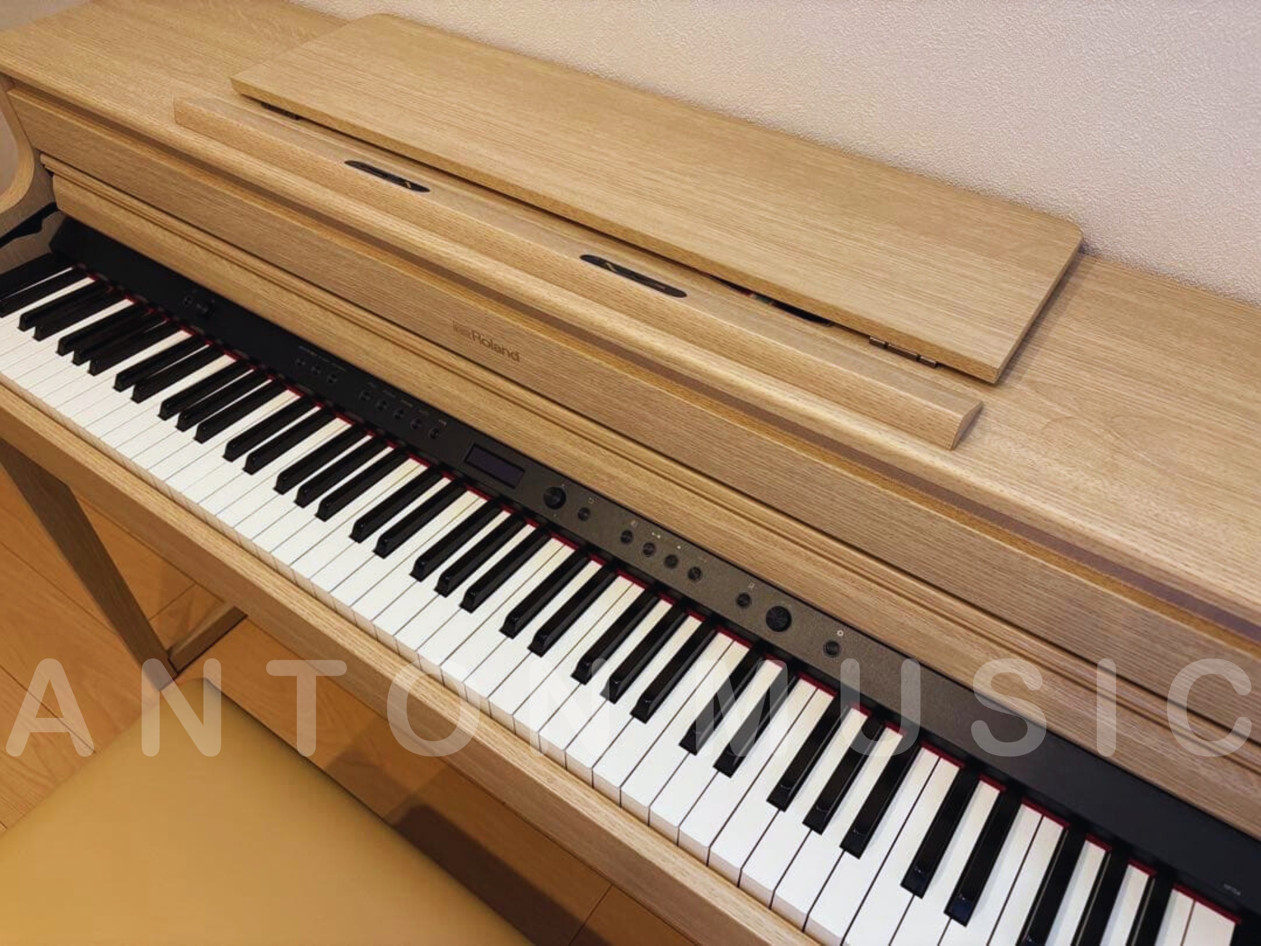 Đàn piano điện cao cấp Roland HP-704 vàng gỗ sồi sáng (HP-704 LA) dòng HP decor không Gian Bắc Âu hiện đại