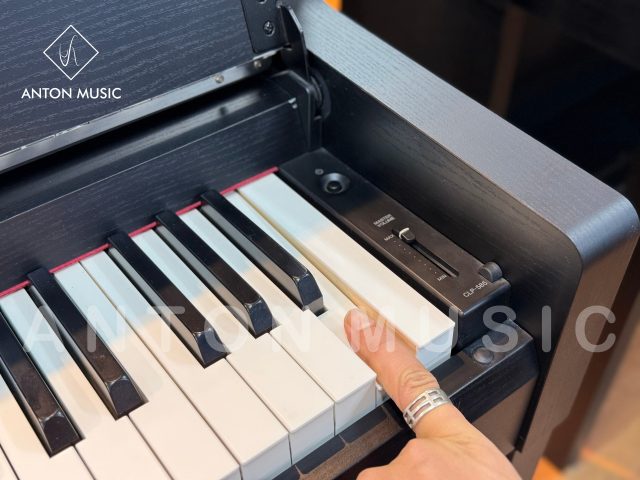 Đàn Piano Điện Yamaha CLP-585B Màu Đen Mun Clavinova Cao Cấp (500 Series)