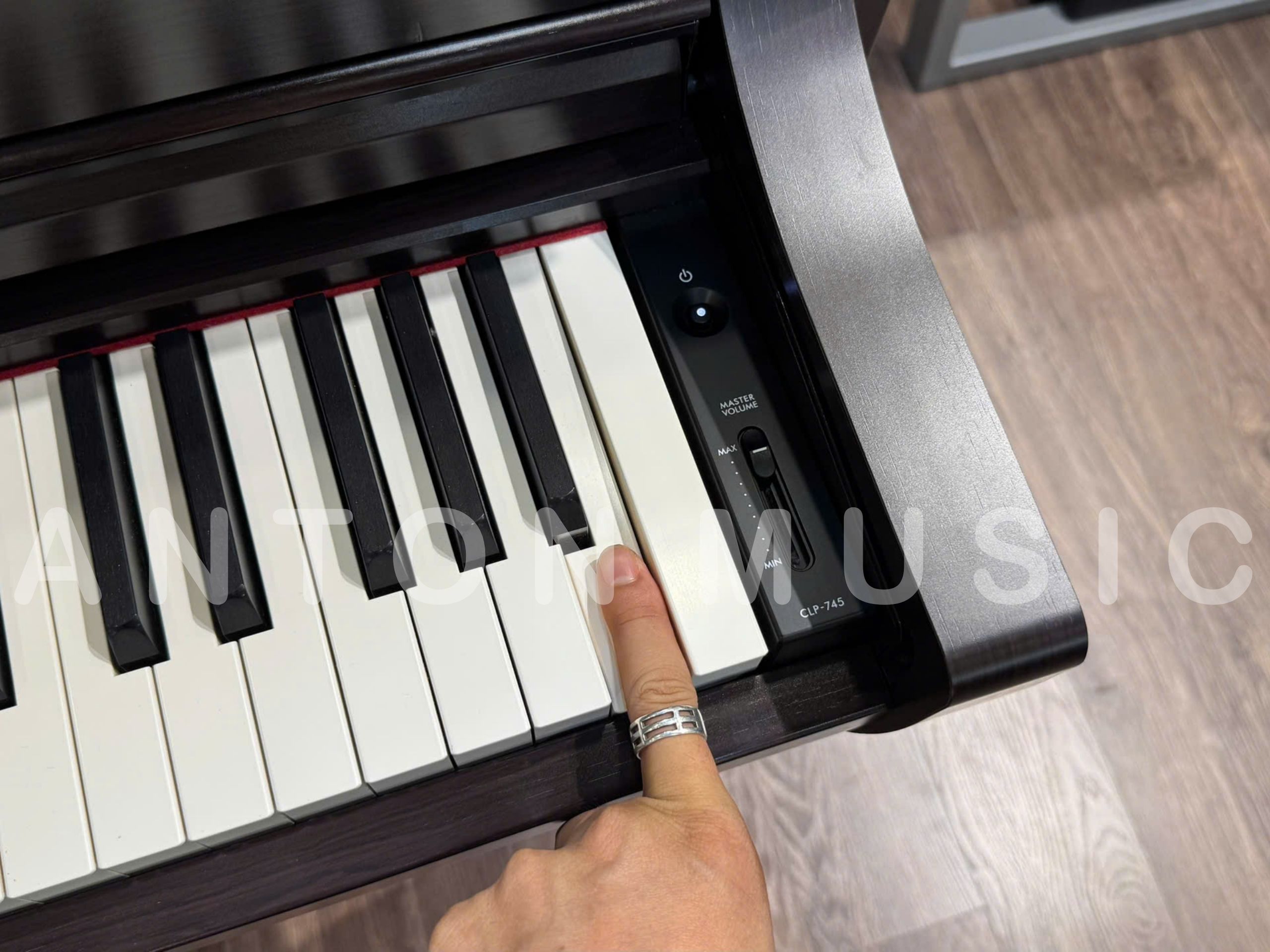 Đàn piano điện Yamaha CLP-745 sở hữu bộ máy GrandTouch-S phiên bản phím gỗ