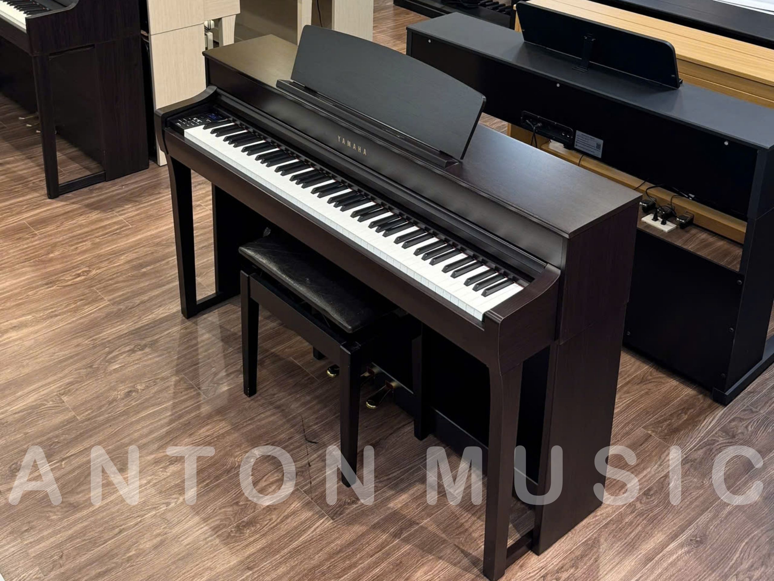 Cấu trúc thùng đàn của Yamaha CLP-745 mô phỏng dáng dấp của những cây upright piano thấp