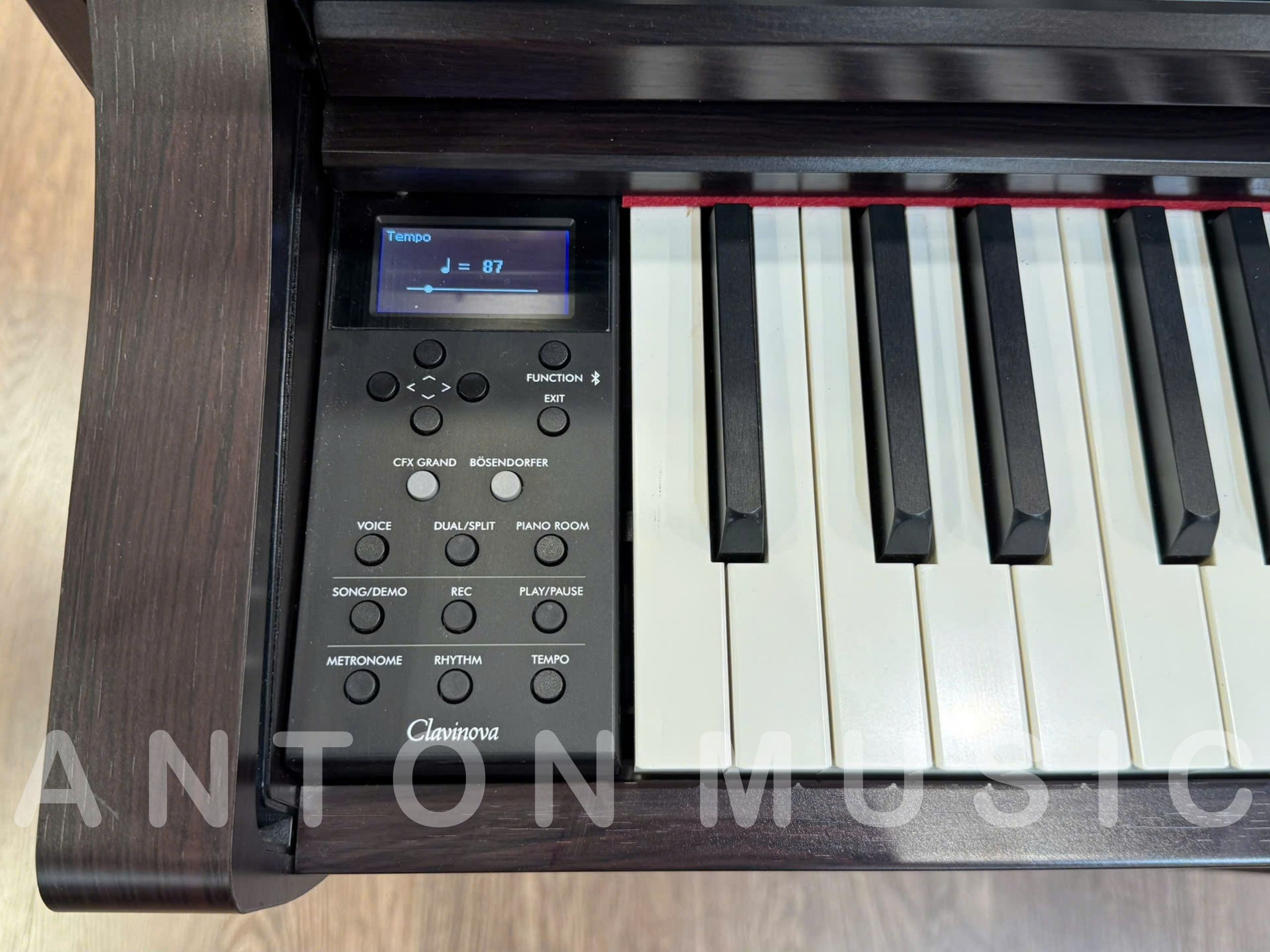 Giao diện tương tác người dùng trên Yamaha CLP-745 được tinh chỉnh gọn gàng, đặt ngay tại khối má trái của bàn phím