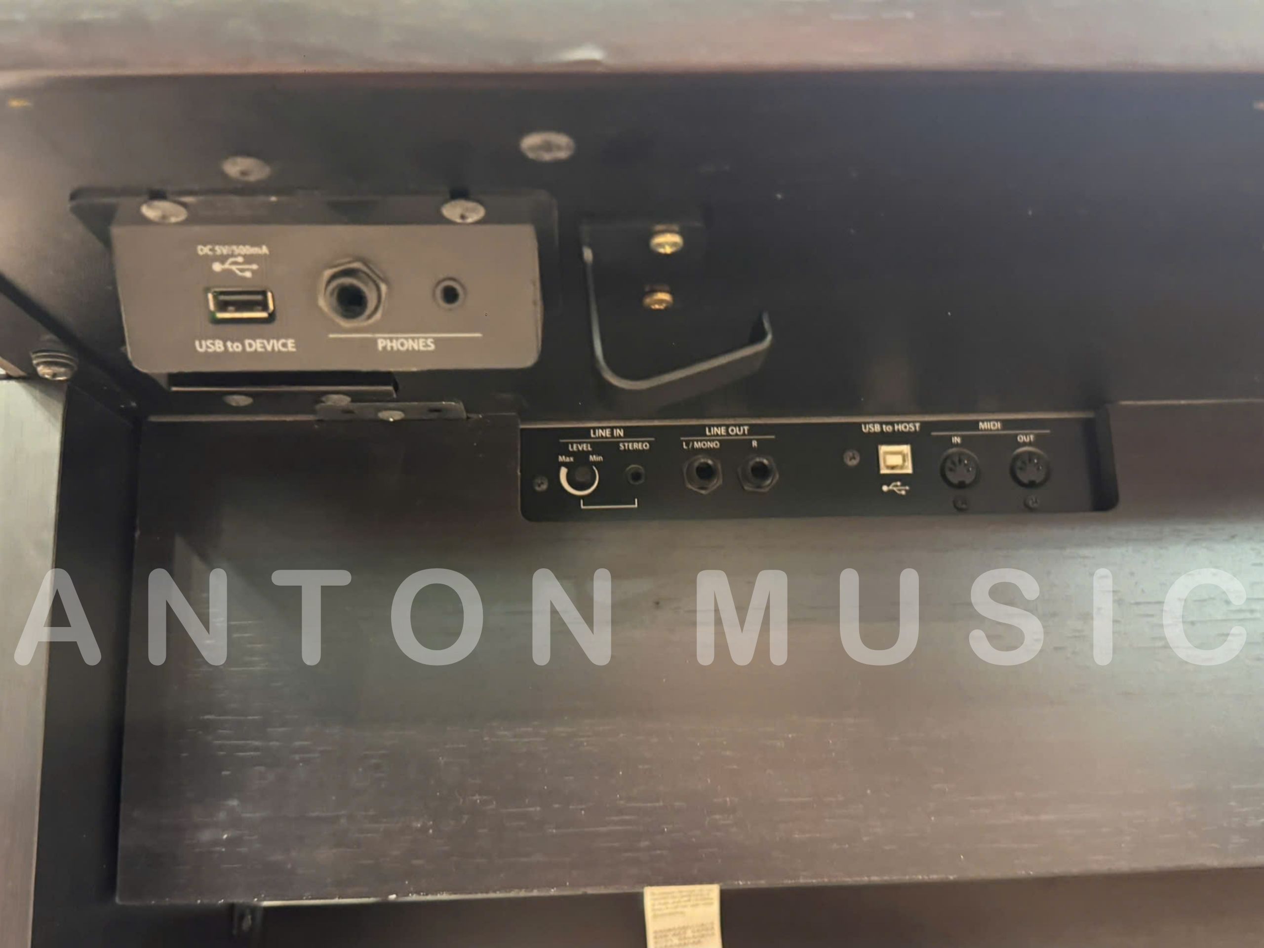 Kawai CA-78 vẫn duy trì hệ thống cổng vật lý cần thiết cho một cây piano điện phục vụ cả gia đình và nhu cầu biểu diễn