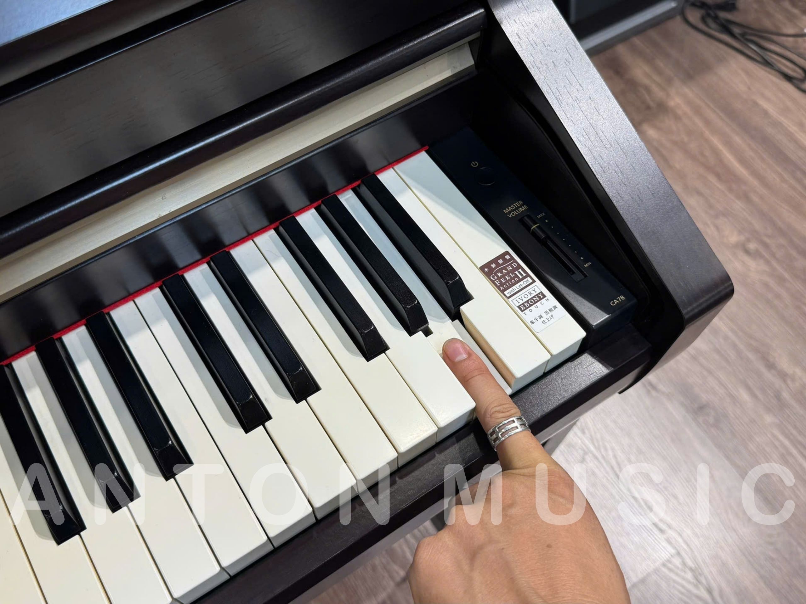 Đàn piano điện Kawai CA-78 được trang bị hệ thống bàn phím Grand Feel II (GFII)