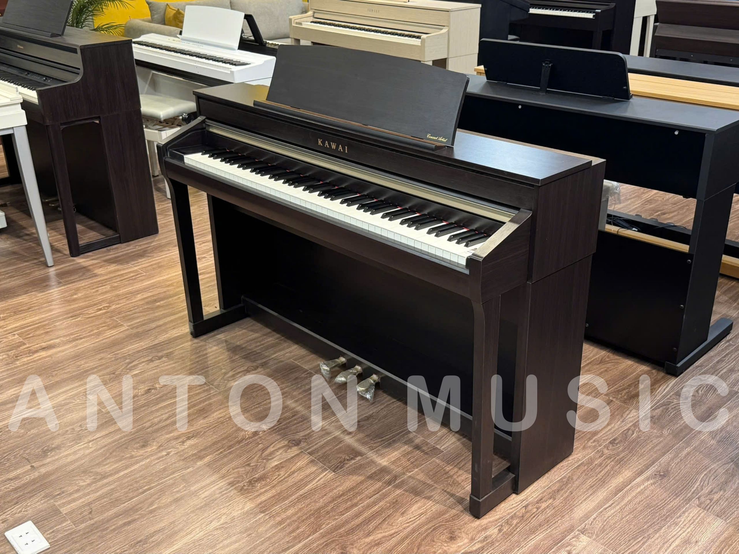 Đàn piano điện Kawai CA-78 được thiết kế theo phong cách tối giản vẫn giữ lại những đường nét quen thuộc của một cây đàn upright piano