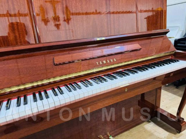 Đàn Upright Piano Yamaha W106BM Dáng Chân Cong Phong Cách Queen Anne Cổ Điển