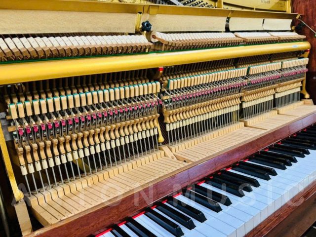 Đàn Upright Piano Yamaha W106BM Dáng Chân Cong Phong Cách Queen Anne Cổ Điển