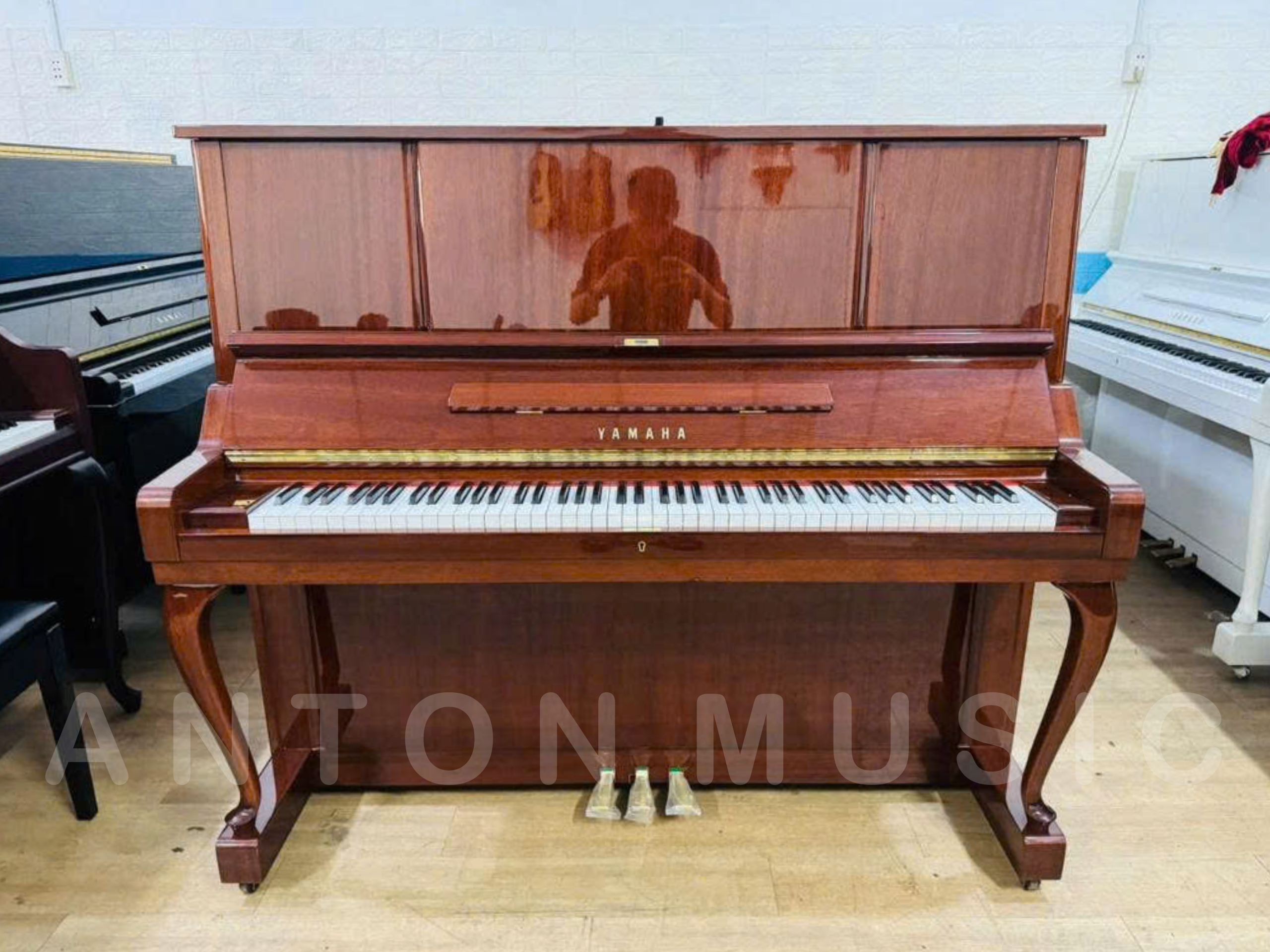 Đàn Upright Piano Yamaha W106BM Dáng Chân Cong Phong Cách Queen Anne Cổ Điển