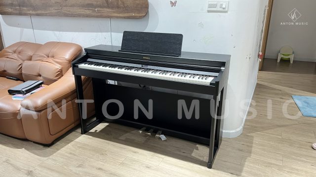 Đàn Piano Roland Slim Kiểu Dáng Nhỏ Gọn RP701 Được Nâng Cấp Từ Dòng Roland HP-702