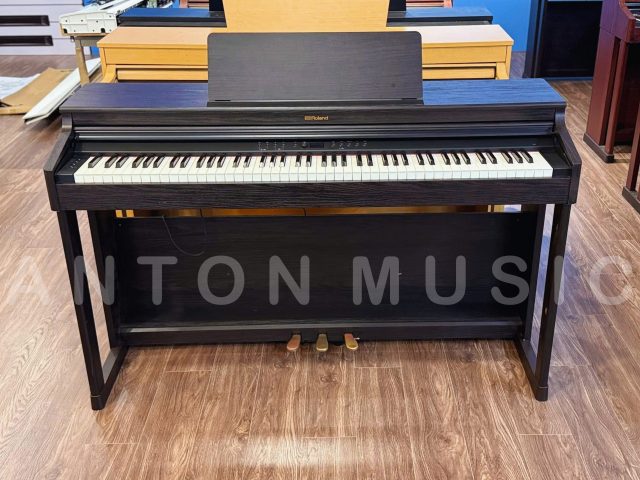 Đàn piano điện nhỏ gọn Roland RP-701 nâu đen gỗ (RP-701R) là model sản xuất vào năm 2021 thuộc dòng piano dành cho gia đình