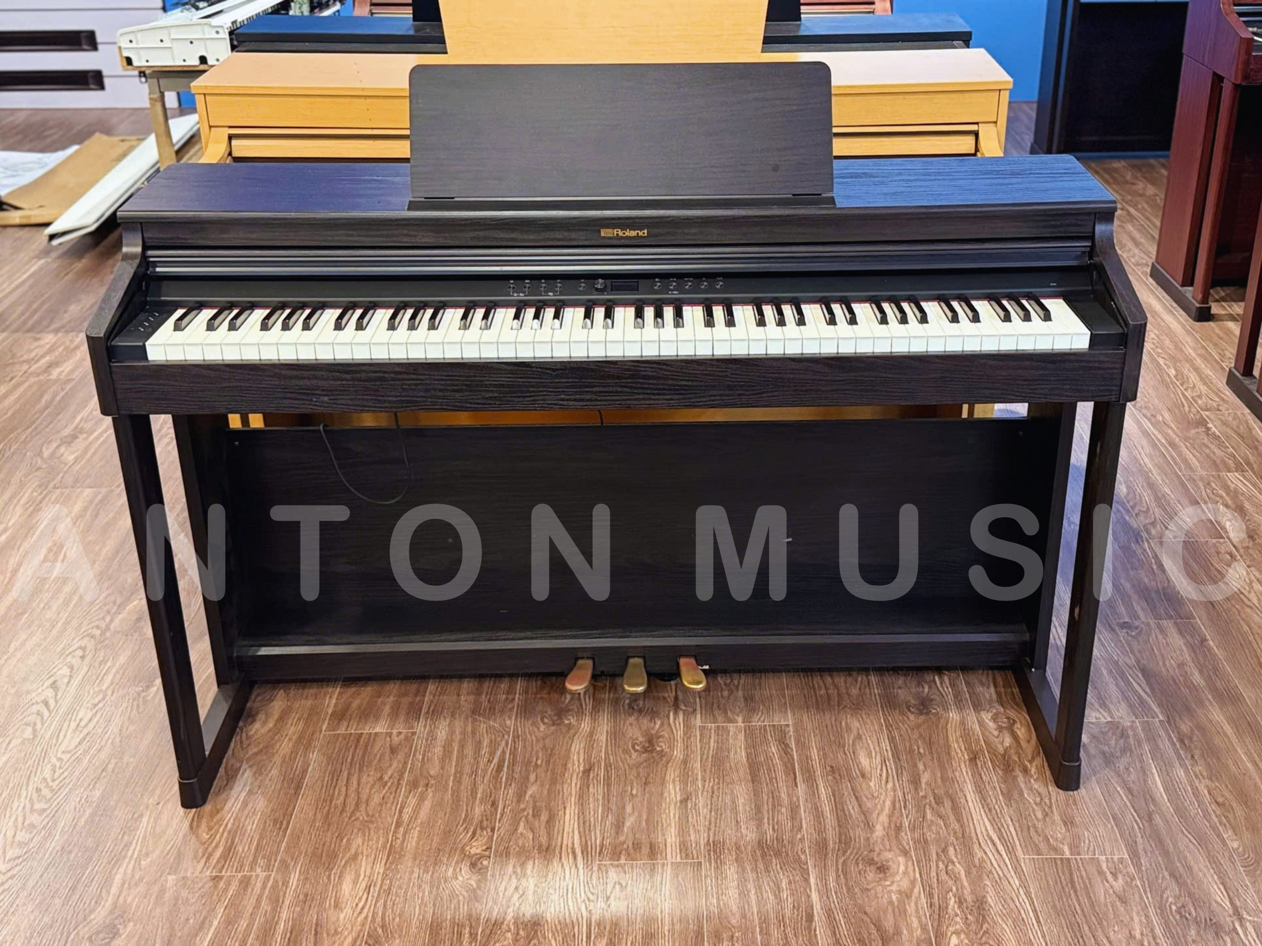 RP701DR (6) Đàn piano điện nhỏ gọn Roland RP-701 nâu đen gỗ (RP-701R) là model sản xuất vào năm 2021 thuộc dòng piano dành cho gia đình