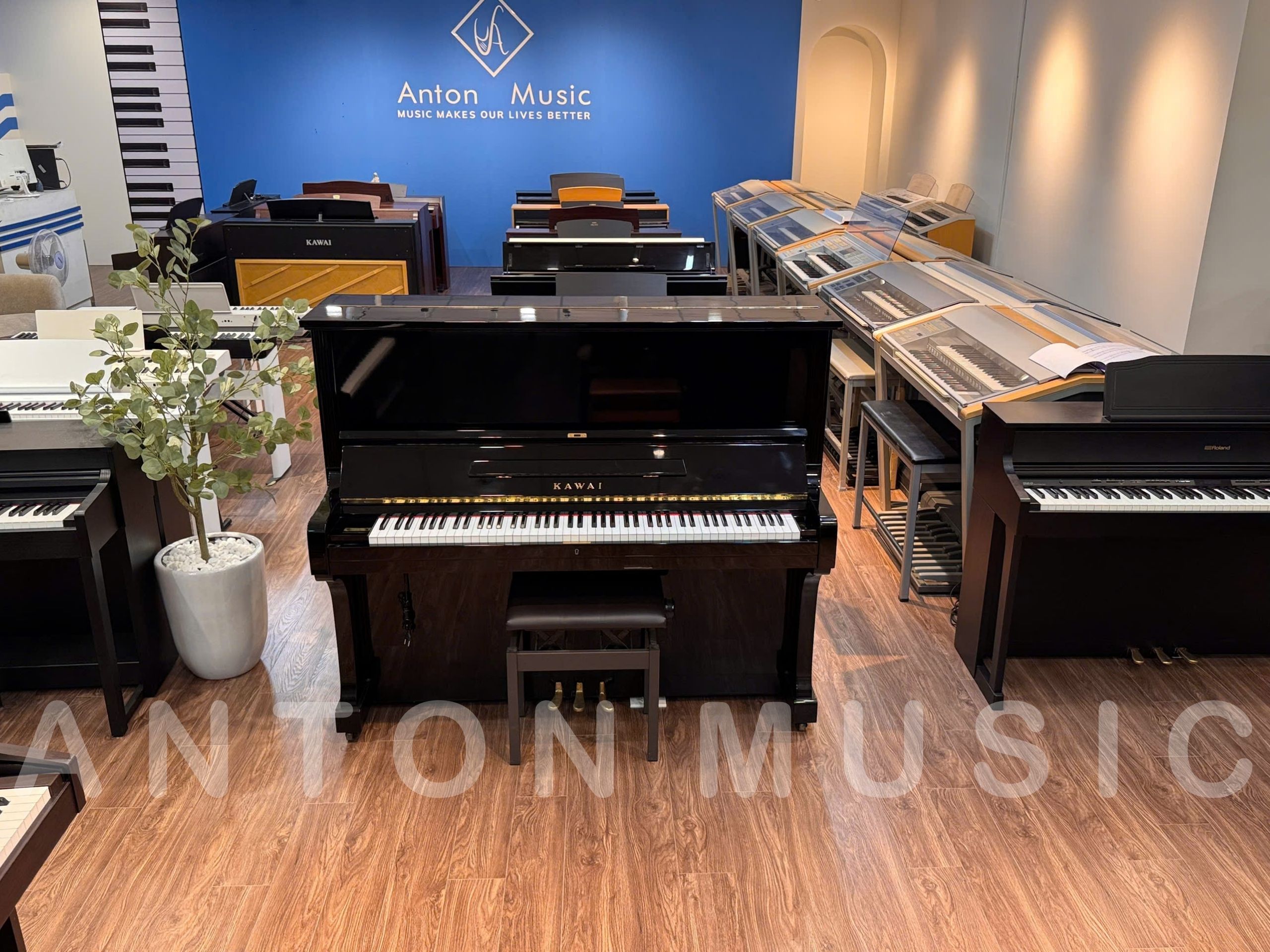 Đàn piano cơ Kawai BL-61 với lớp hoàn thiện màu đen bóng