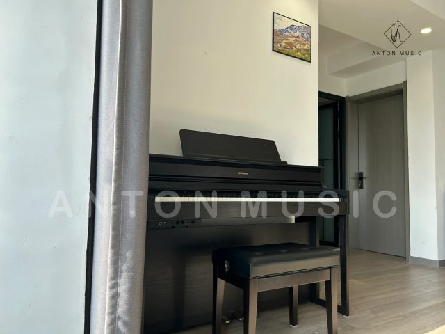 Tủ đàn vững chãi, vật liệu cao cấp tạo nên vẻ ngoài sang trọng chắc chắn của đàn piano Roland HP-704