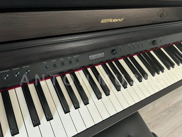 Bề mặt phím phủ vật liệu giả lập ngà voi, gỗ mun và hệ thống ba cảm biến