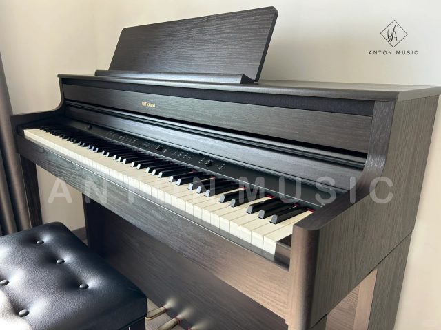 Bề mặt phím phủ vật liệu giả lập ngà voi, gỗ mun và hệ thống ba cảm biến