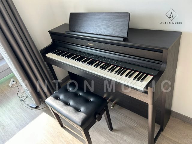 Thiết kế của Roland HP-704 mang vẻ đẹp cổ điển hoà quyện cùng đường nét tối giản hiện đại
