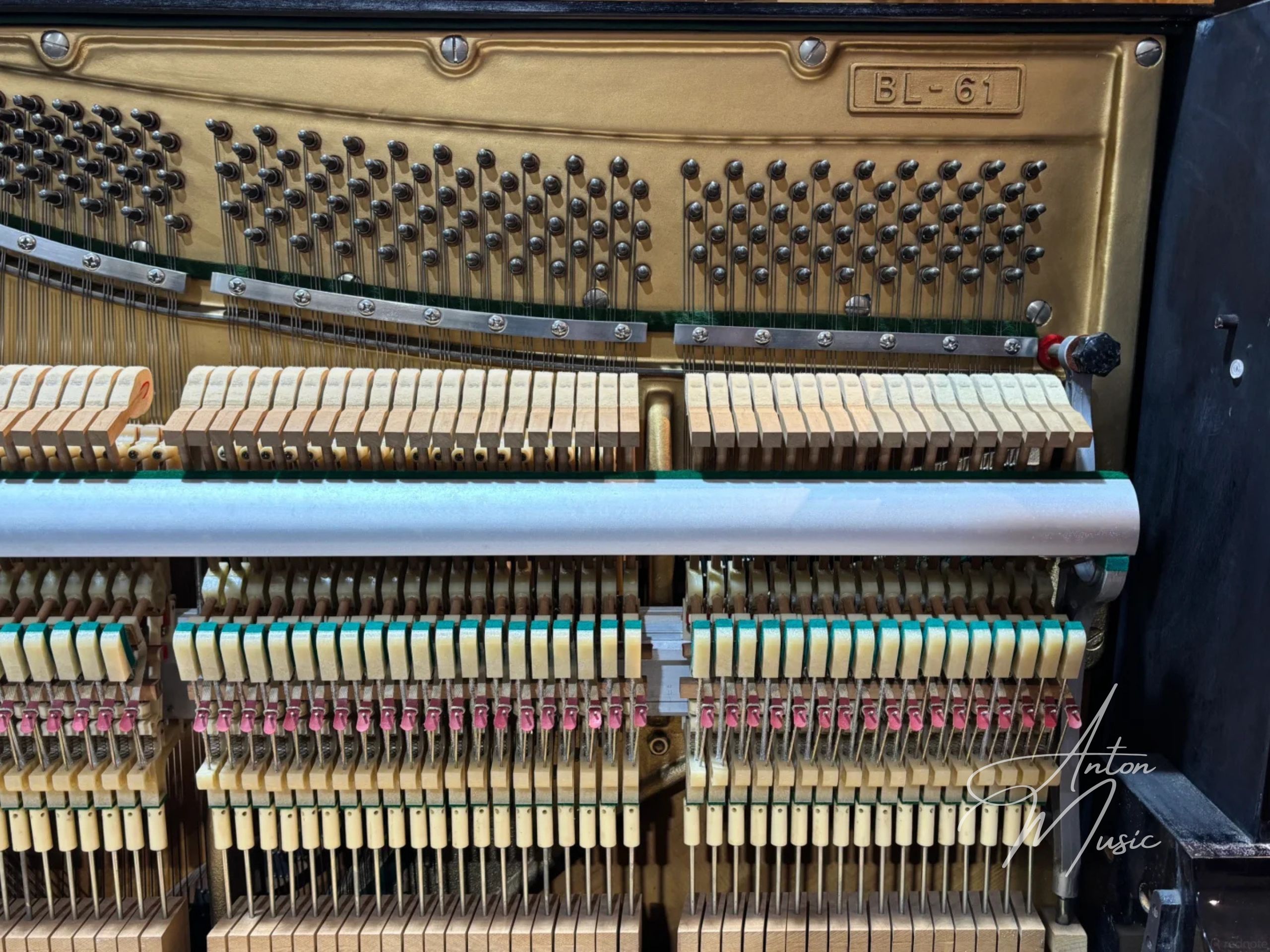 Đàn piano cơ Kawai BL-61 có kích thước lớn, hướng đến người chơi cần âm thanh dày, vang và có độ cộng hưởng mạnh hơn các mẫu gia đình phổ thông