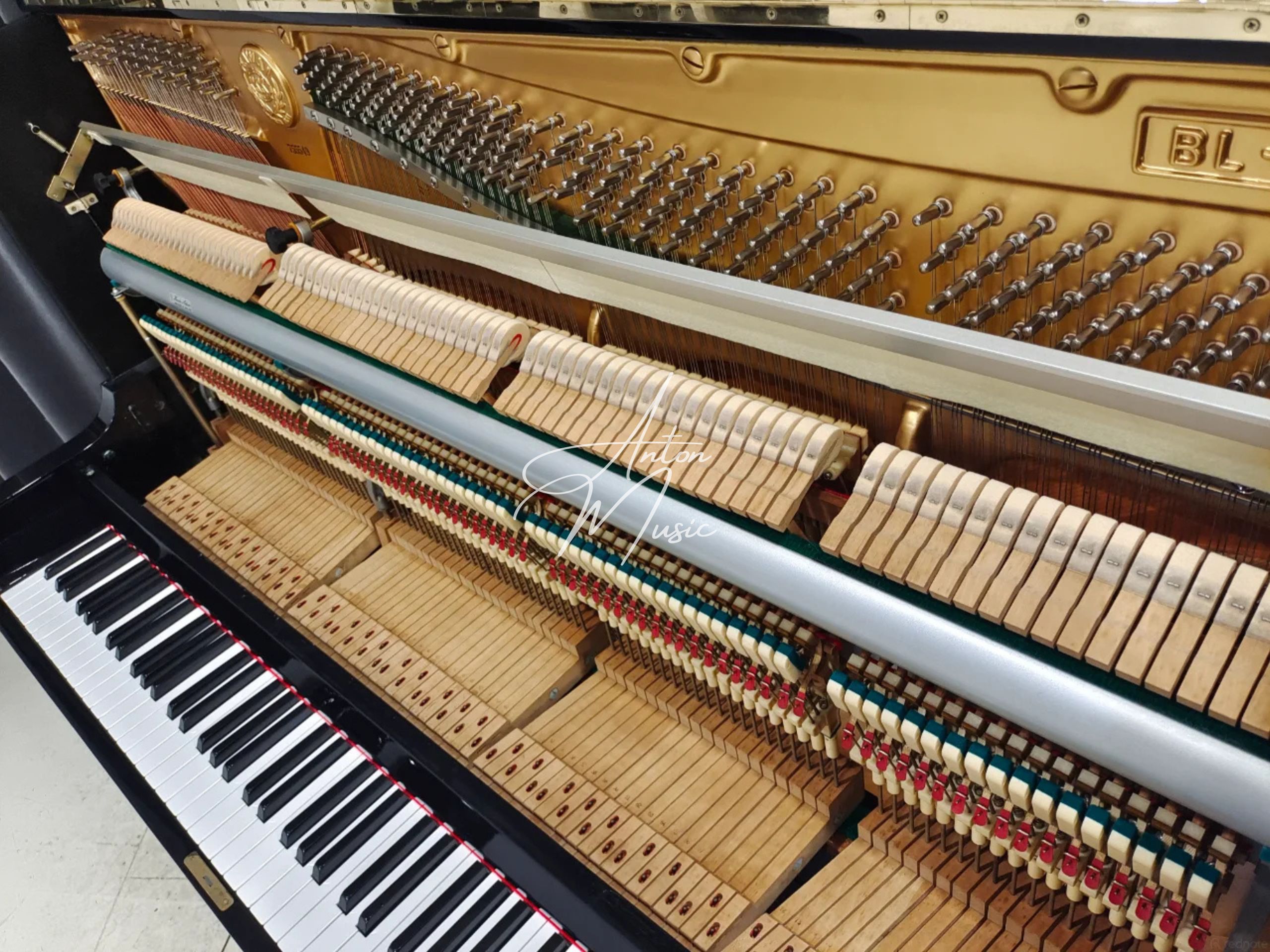 Đàn piano cơ Kawai BL-61 sử dụng khung gang được chế tạo theo công nghệ đúc V-Pro