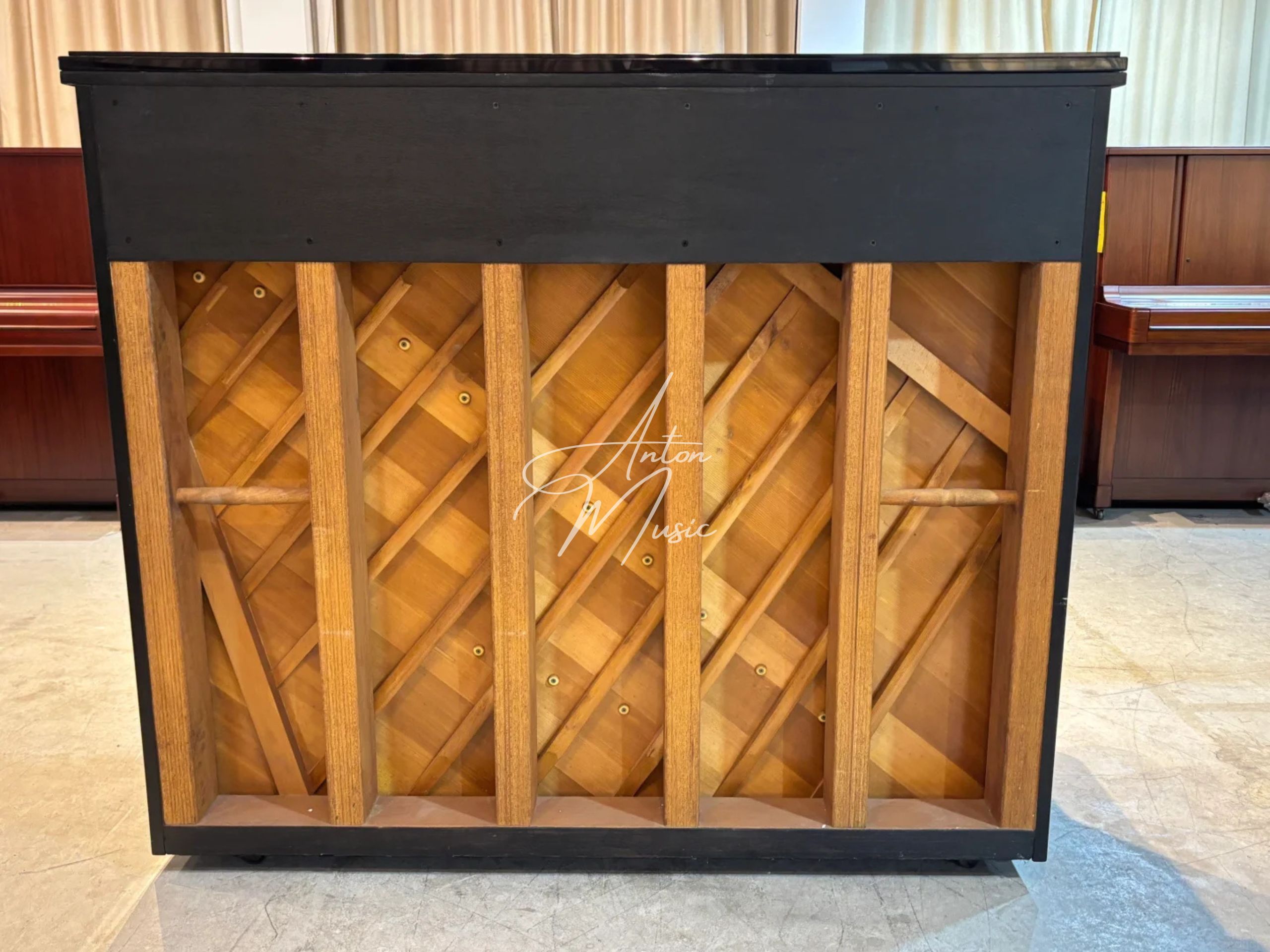 Bảng cộng hưởng đàn piano cơ Kawai BL-61 được làm từ gỗ vân sam nguyên tấm